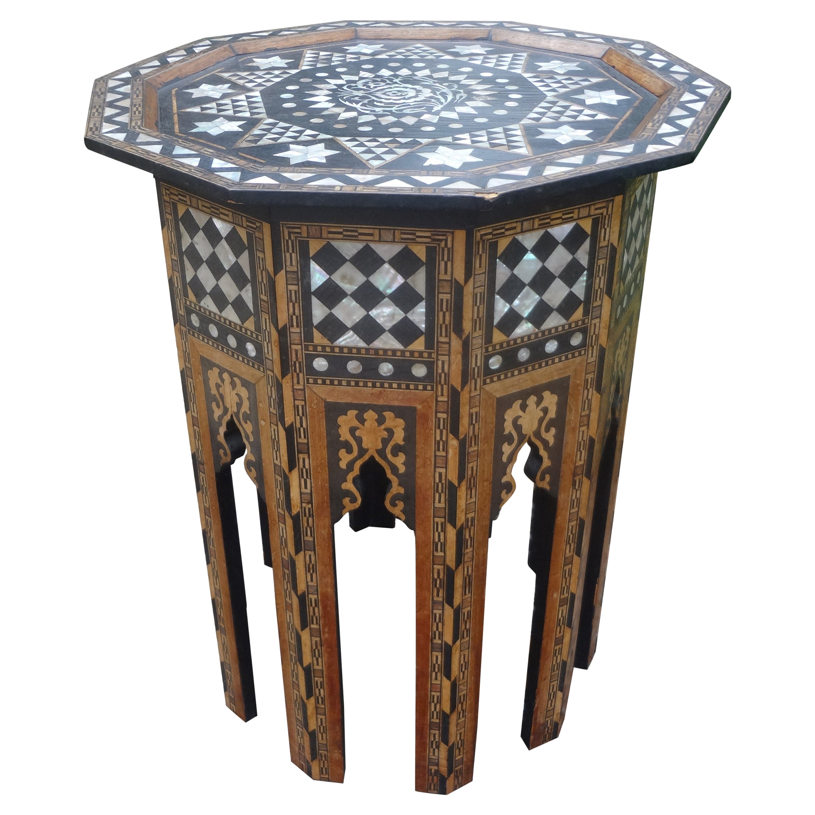 Ancienne table de style arabesque du Moyen-Orient incrustée de nacre