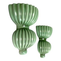 Paire de vases muraux Arthur Percy en céramique Gefle vert céladon, Suède, années 1940