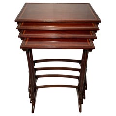 Ancien ensemble de tables anglaises en acajou et bois de satin marqueté, vers 1880.