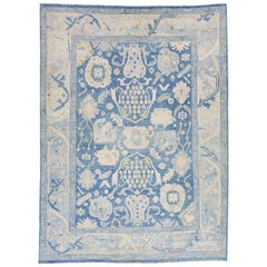 Tapis moderne en laine turque Oushak à motifs floraux fait à la main avec fond bleu