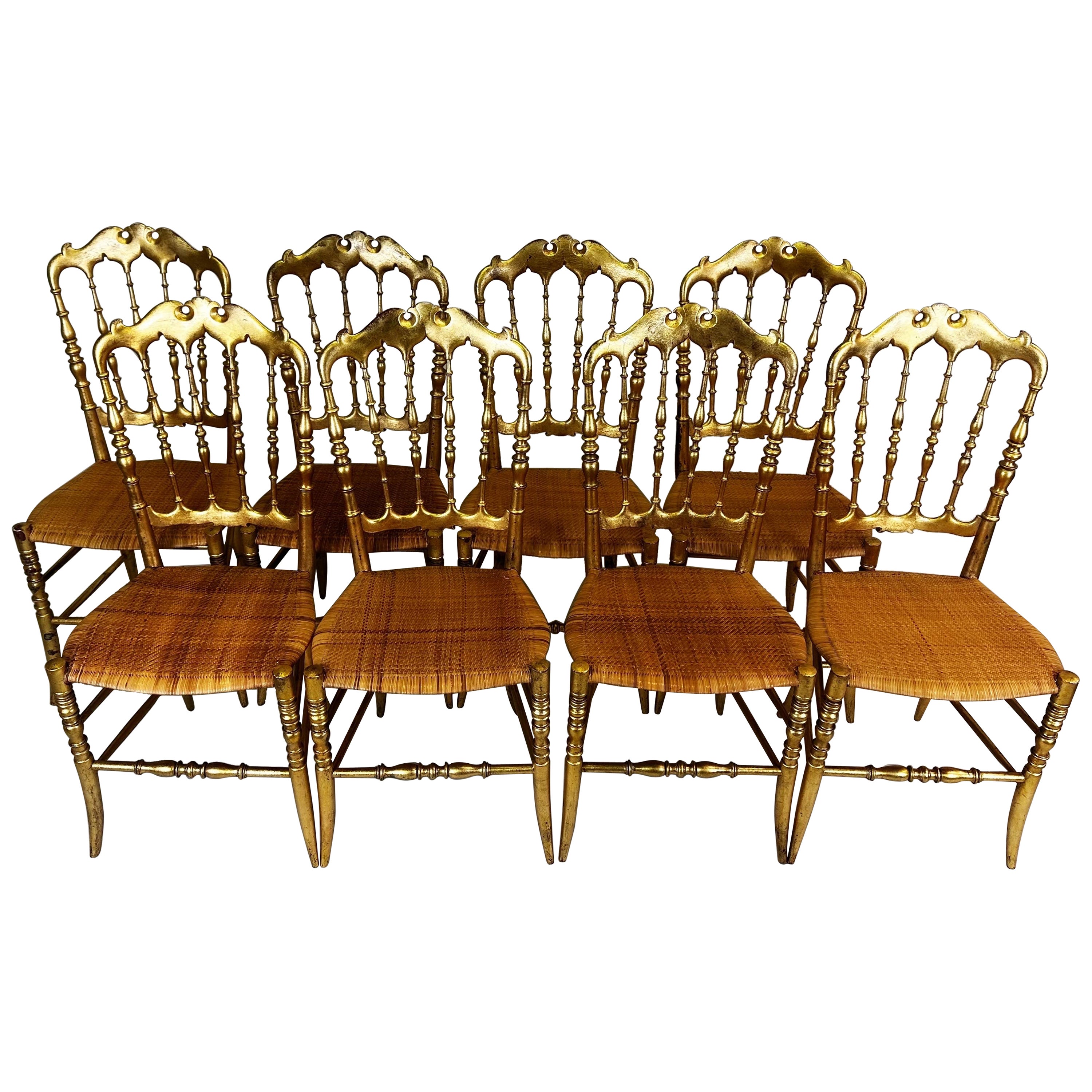 Satz von 8 modernen italienischen neoklassizistischen Esszimmerstühlen aus geschnitztem vergoldetem Holz und Rattan