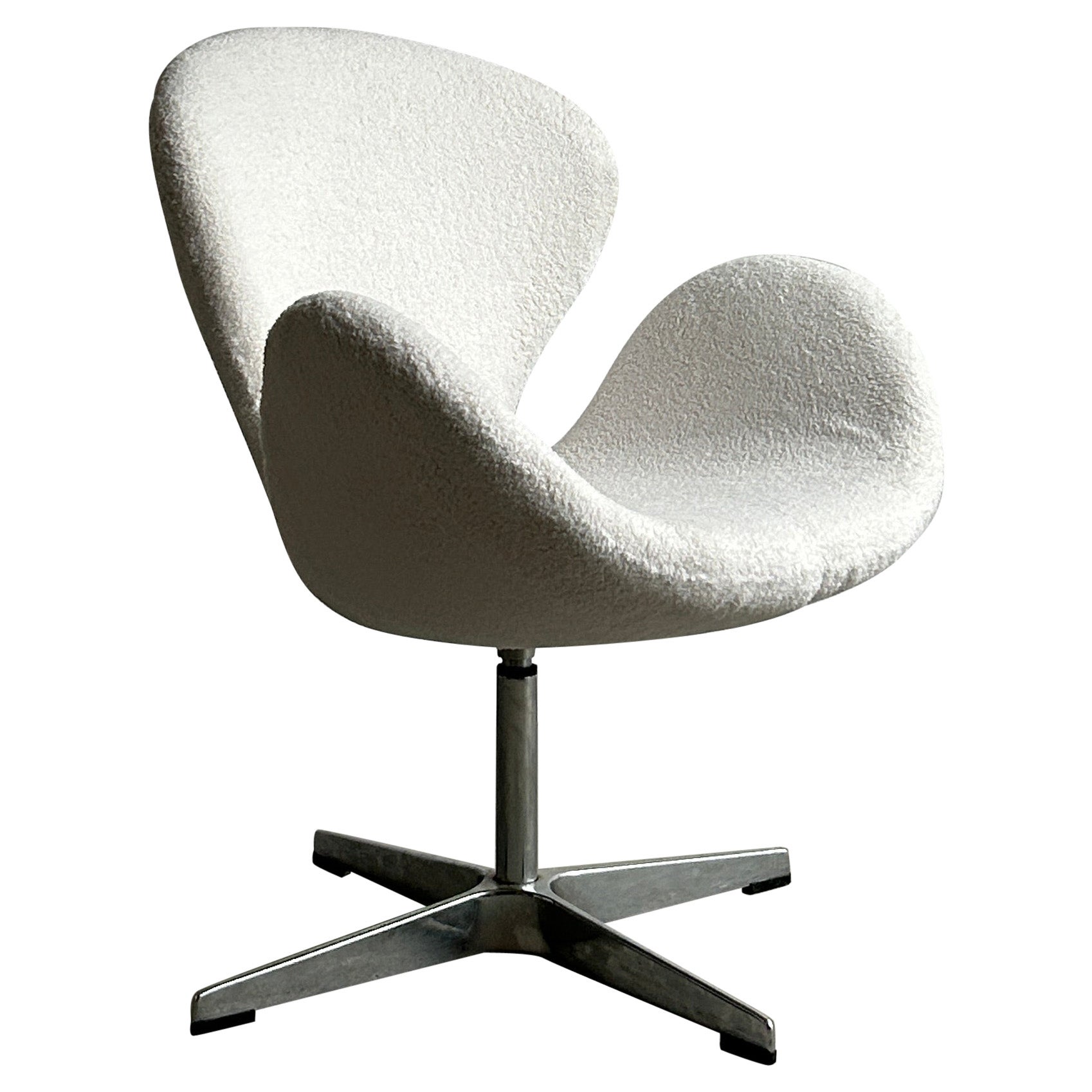 Fauteuil pivotant vintage en tissu bouclé blanc dans le style de la chaise Swan d'Arne Jacobsen en vente