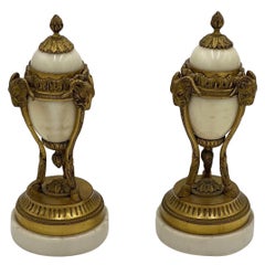 Paar französische Widderkopf- Cassolettes aus vergoldeter Bronze und weißem Marmor im Louis Xvi-Stil