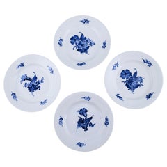 Quatre assiettes de déjeuner Royal Copenhagen tressées à fleurs bleues, numéro de modèle 10/8095