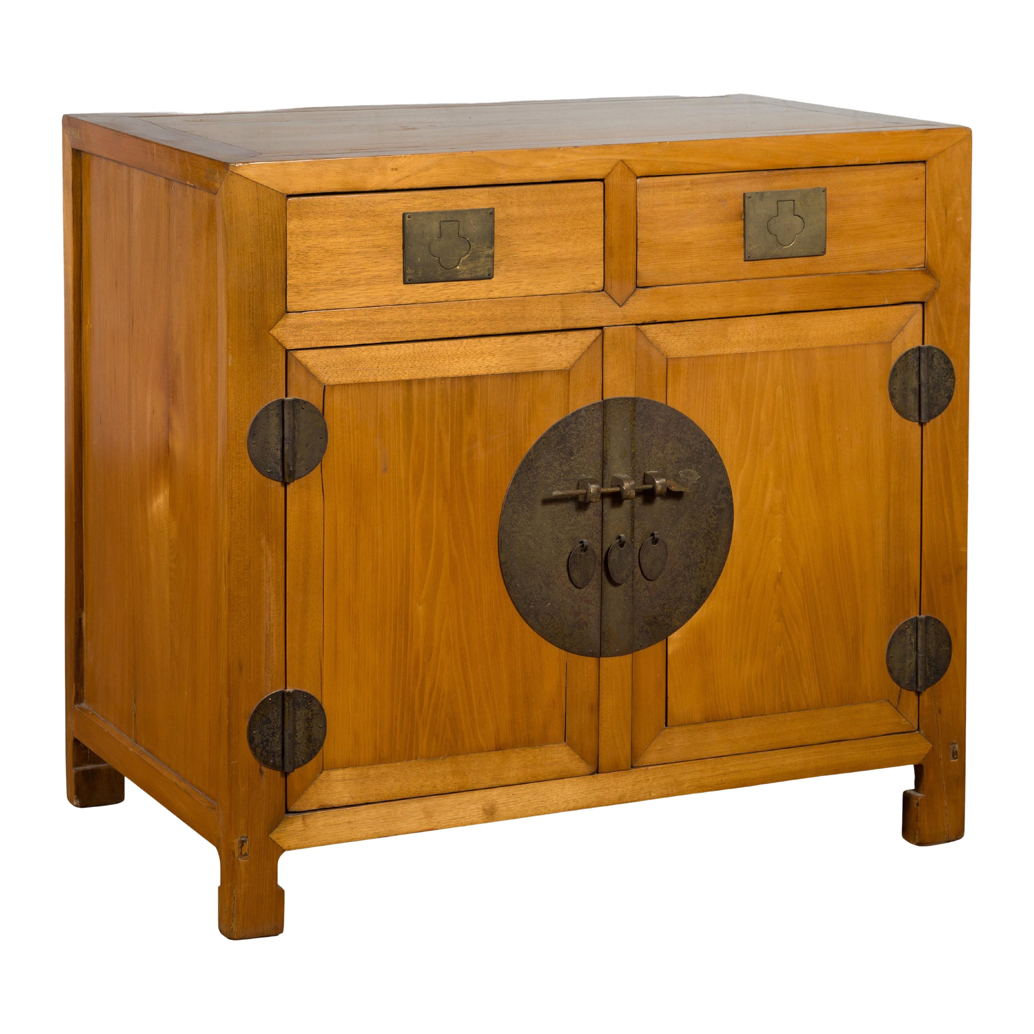 Armario con cajones y puertas de madera de olmo y latón de finales de la dinastía Qing