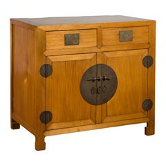 Armario con cajones y puertas de madera de olmo y latón de finales de la dinastía Qing