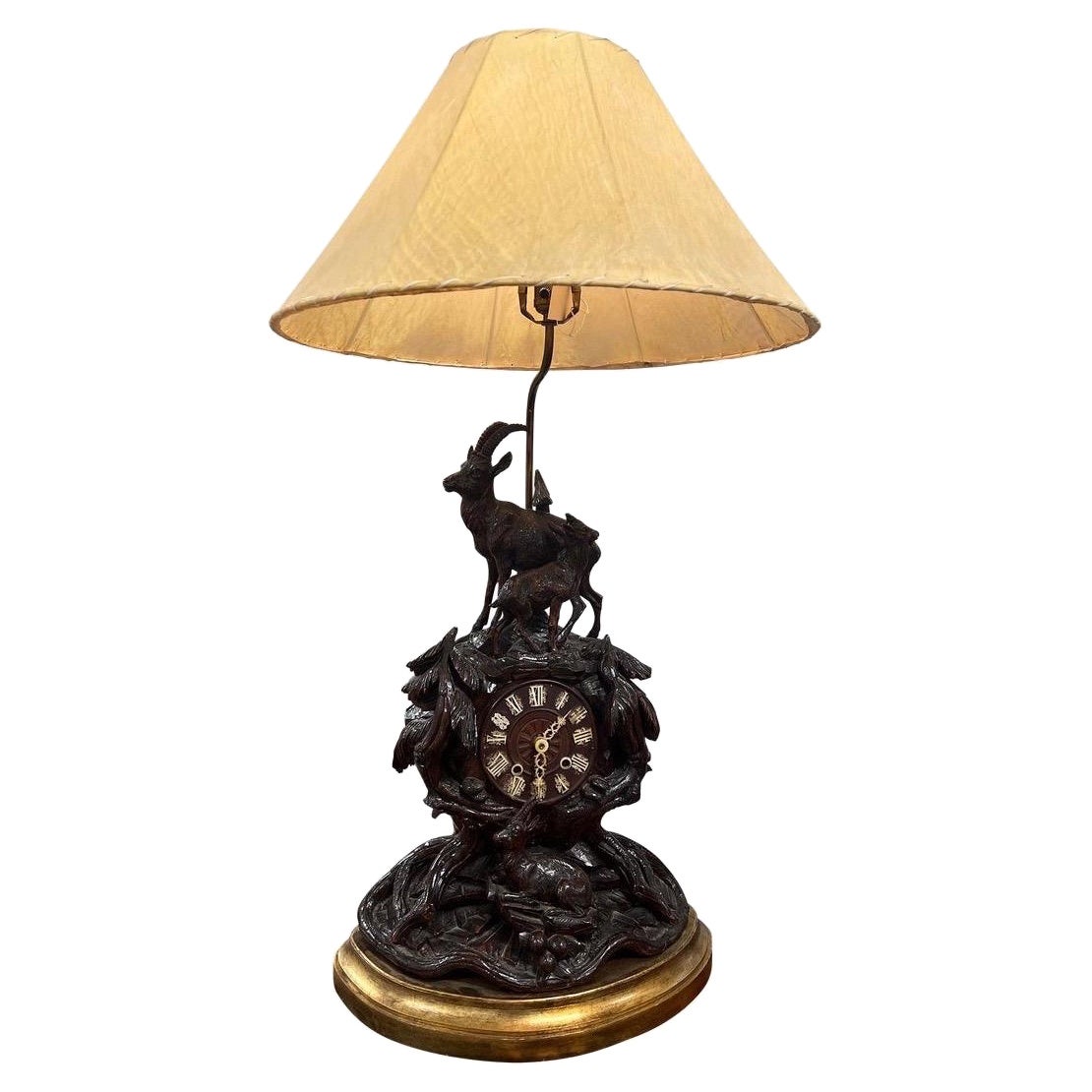 Lampe montée sur horloge allemande du 19e siècle, sculptée en Black Forest, avec abat-jour en peau de vache en vente