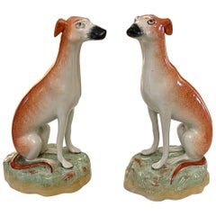 Paire d'anciens chiens de lévrier Staffordshire de qualité victorienne