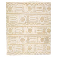 Tapis de style marocain moderne en laine beige fait à la main avec un design géométrique ivoire 
