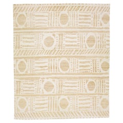 Tapis de style marocain moderne en laine beige fait à la main avec un design géométrique ivoire