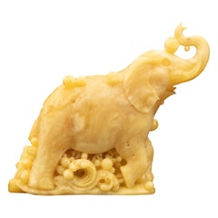 Éléphant d'ambre sculpté à la main, couleur caramel