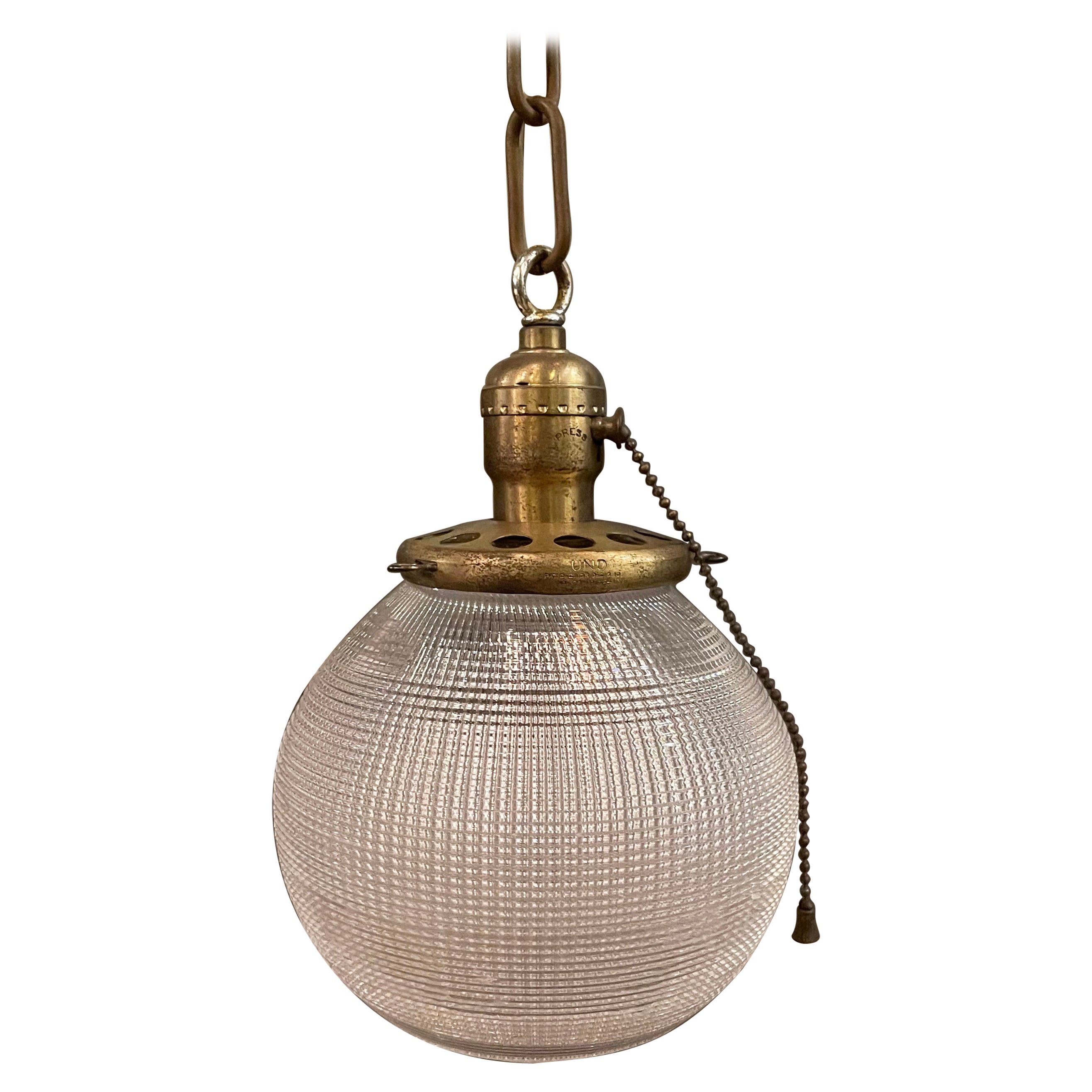 Suspension Globe Lighting en verre Holophane de style industriel du début du 20e siècle