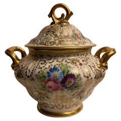 Soupière centrale ancienne du 19ème siècle peinte et recouverte de porcelaine dorée, soupière