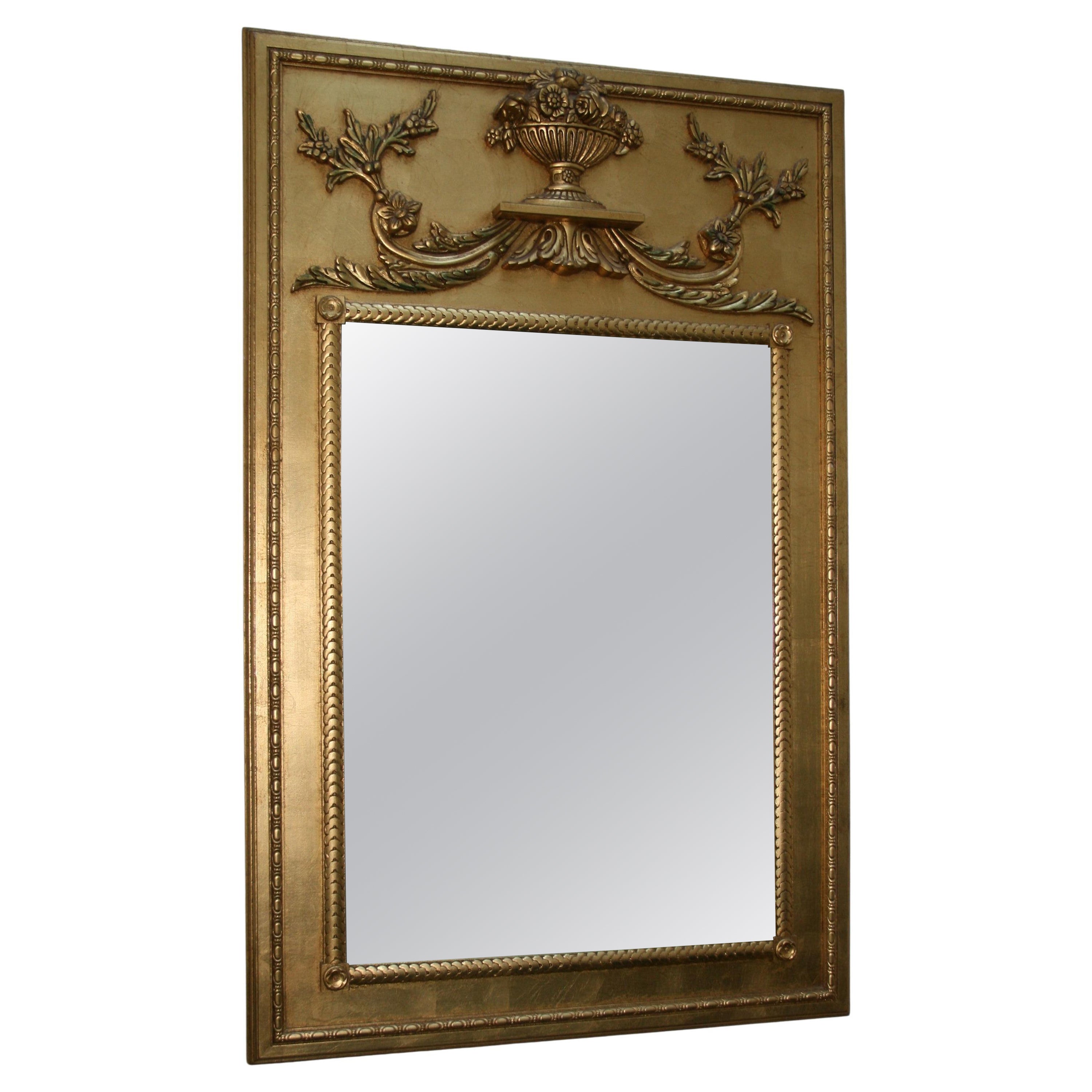 Espejo Italiano de Madera de Trumeau Dorado y Tallado