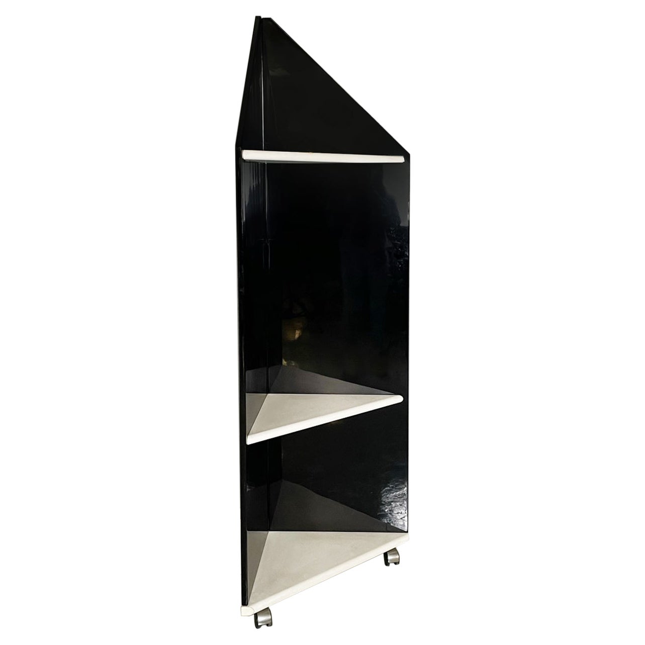 Italian modern Angular bookcase in black lacquered and white wood, 1980s For Sale