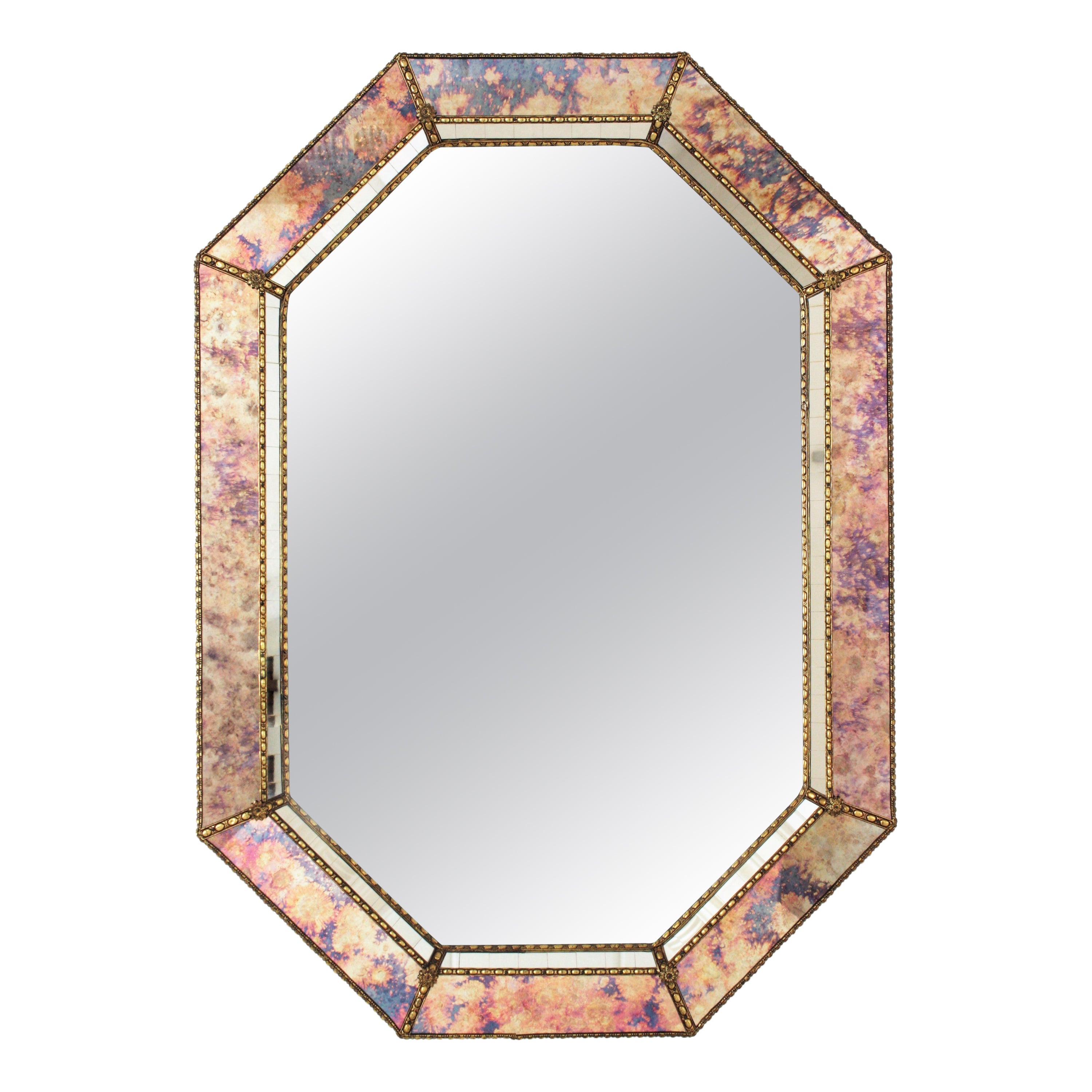 Miroir octogonal de style vénitien avec verre rose violet irisé et détails en laiton en vente