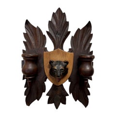 Porte-allumettes double sculpté en tête d'ours de la Forêt Noire du 19e siècle avec gâchette