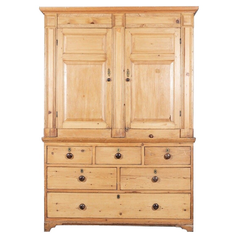 Grande armoire de gouvernante en pin de style Régence anglaise En vente