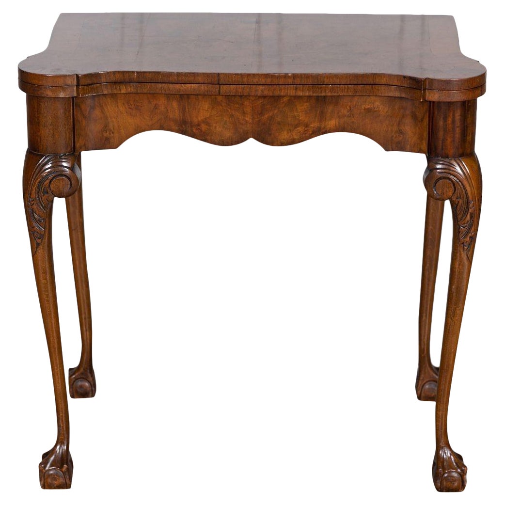 Mesa de juegos inglesa de nogal y caoba en venta