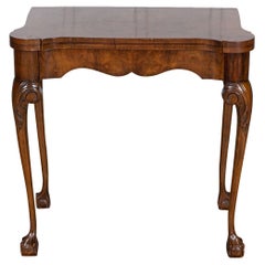 Mesa de juegos inglesa de nogal y caoba