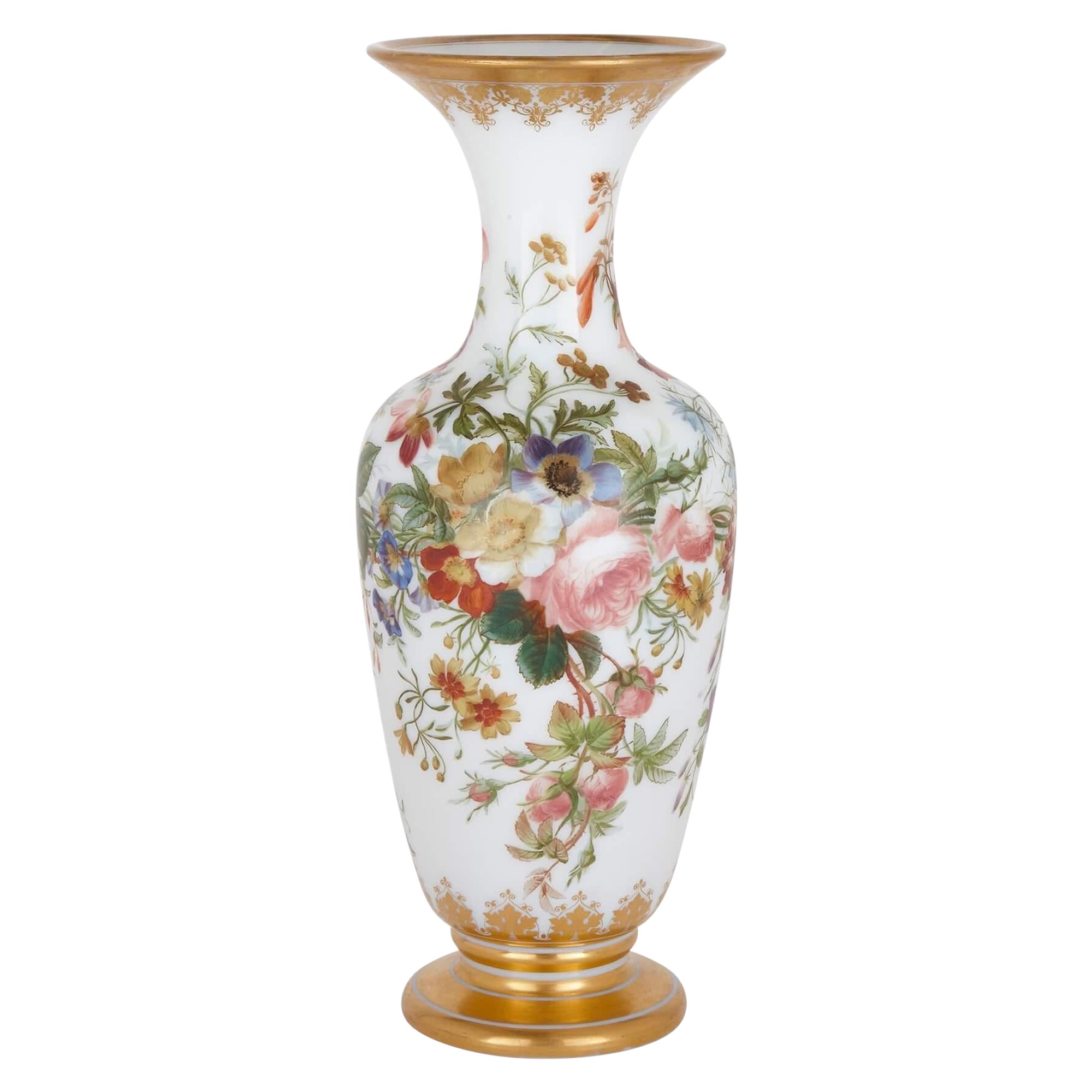 Jarrón de cristal antiguo pintado con motivos florales de Baccarat en venta
