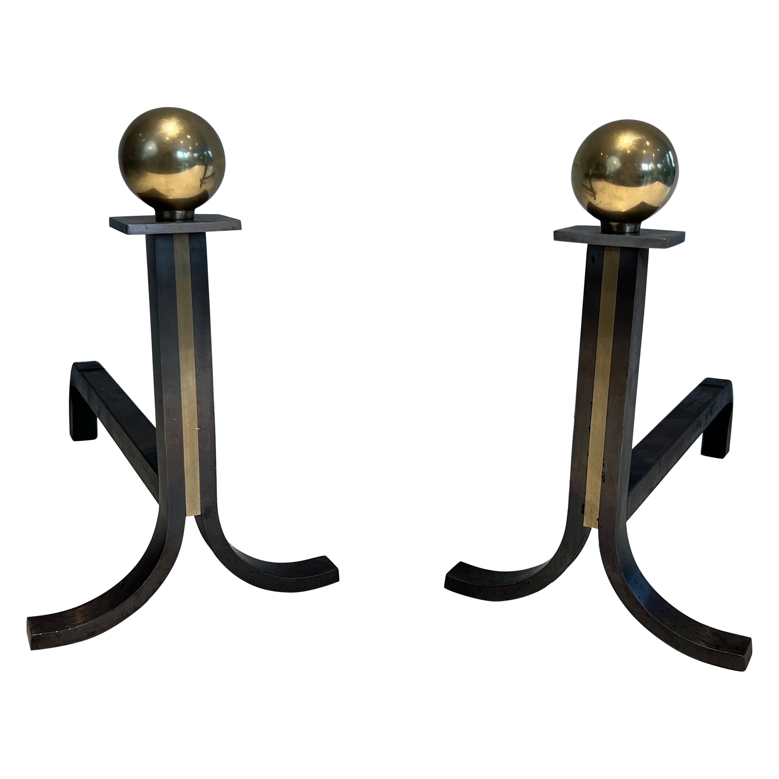 Paire de chenets modernistes dans le style de Jacques Adnet