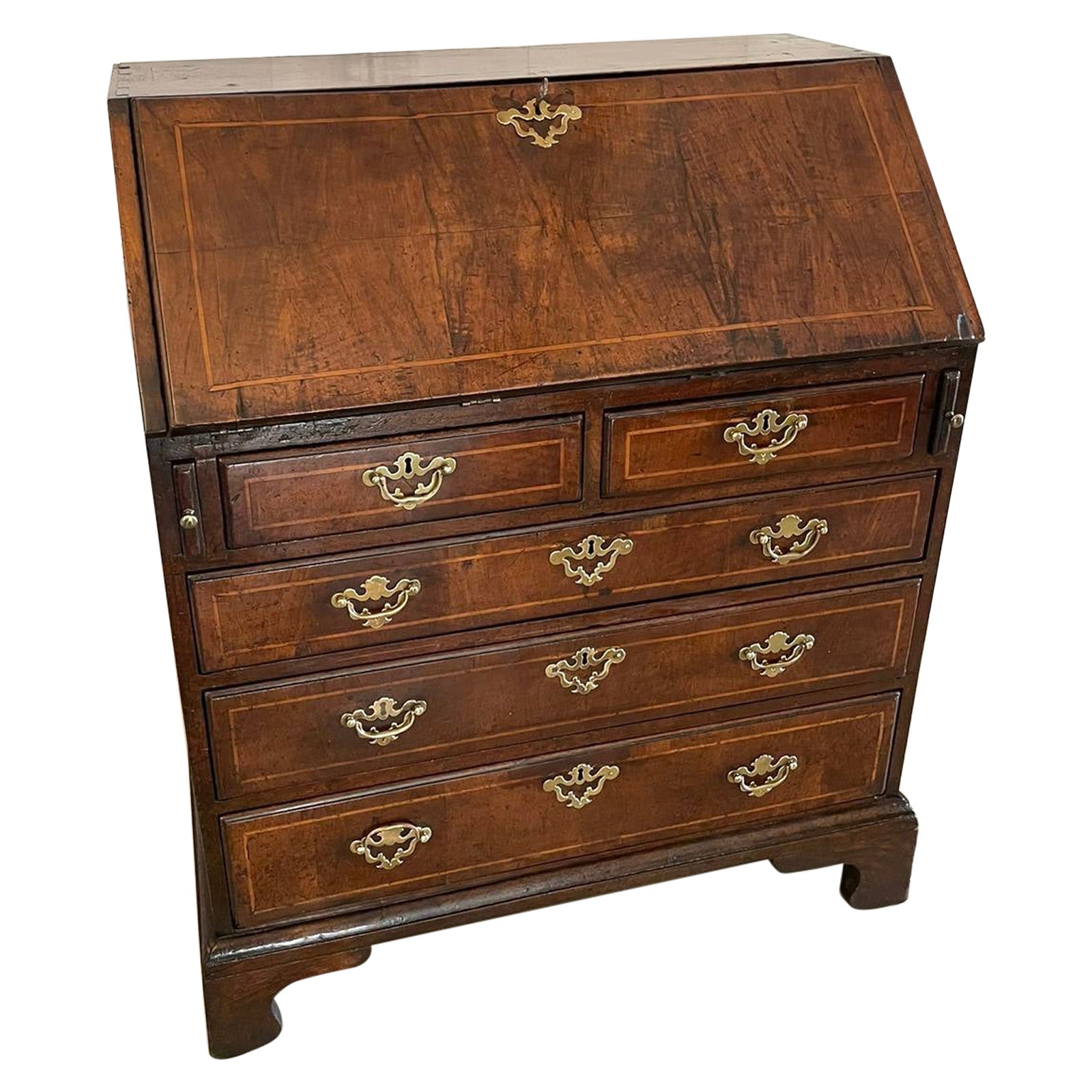 Bureau ancien de qualité en noyer figuré George I avec poignées d'origine