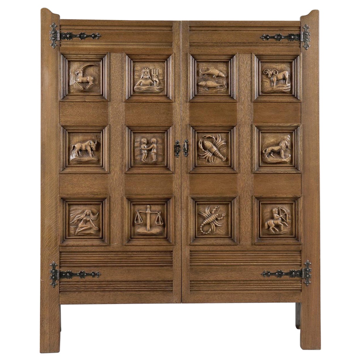 Armoire en chêne avec façade sculptée à la main et tiroirs Horoscope, Allemagne, années 1960