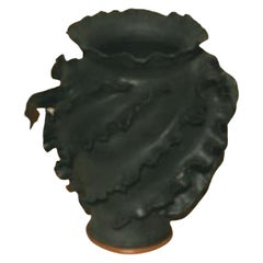 Jarrón negro Medusa by Casa Alfarera