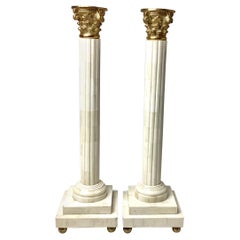 Paire de bougeoirs à colonnes néoclassiques