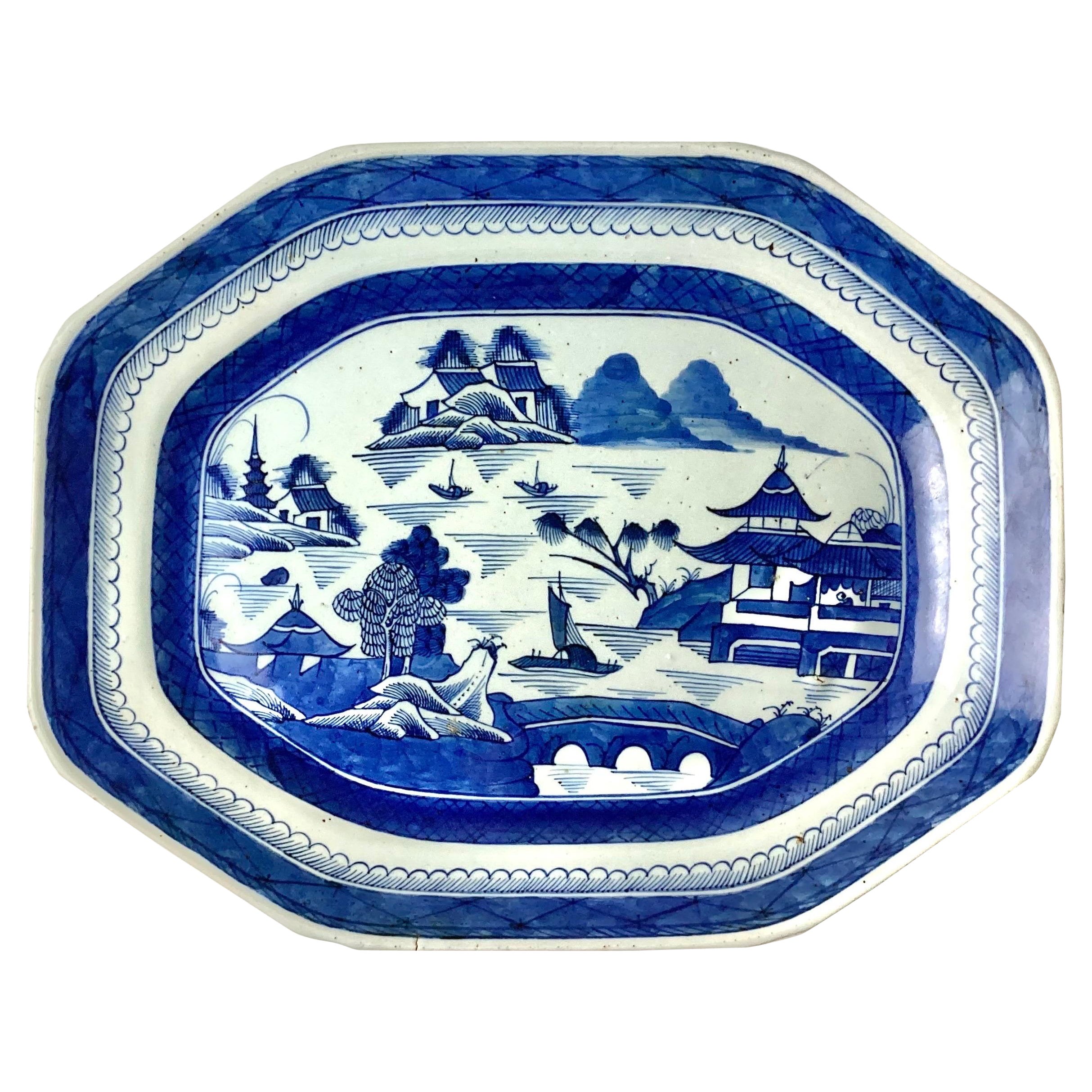 Ancien plat de service d'exportation chinois en porcelaine bleue de Canton