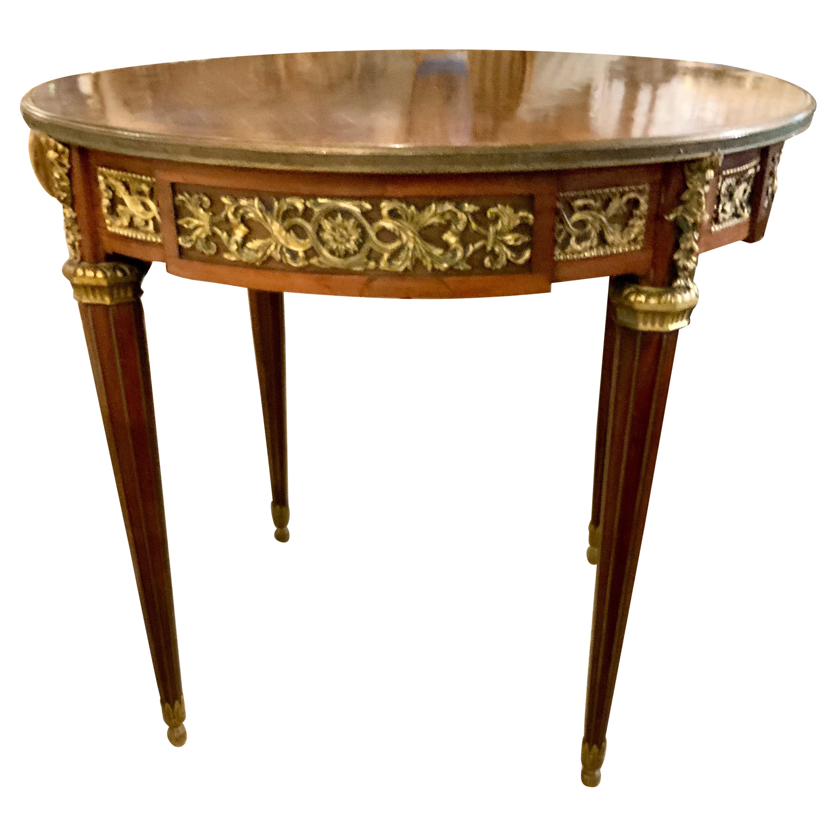 Table centrale de style Louis XVI en bois de violette avec montures en bronze doré