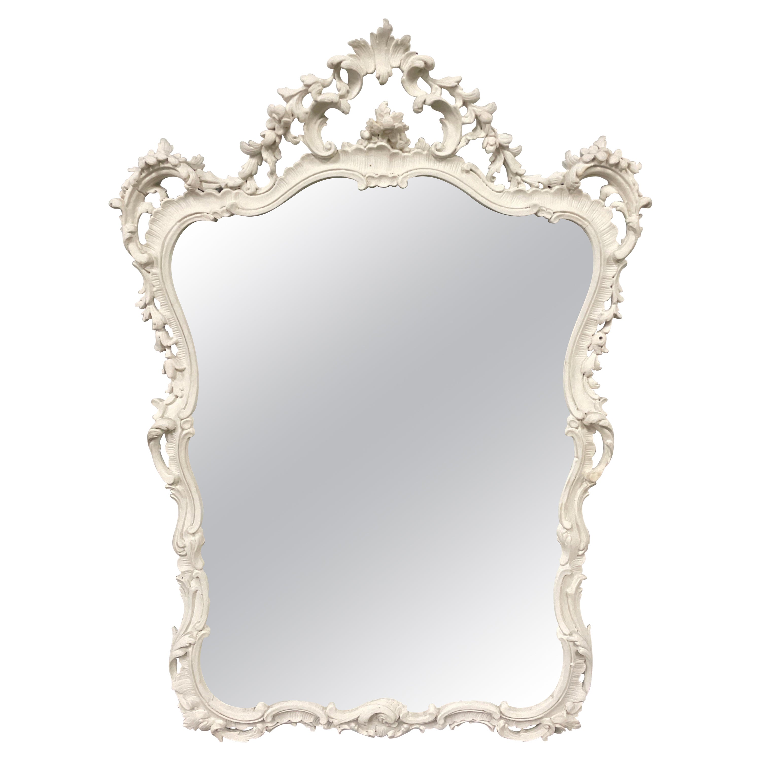 Miroir italien en bois sculpté et peint en gesso blanc