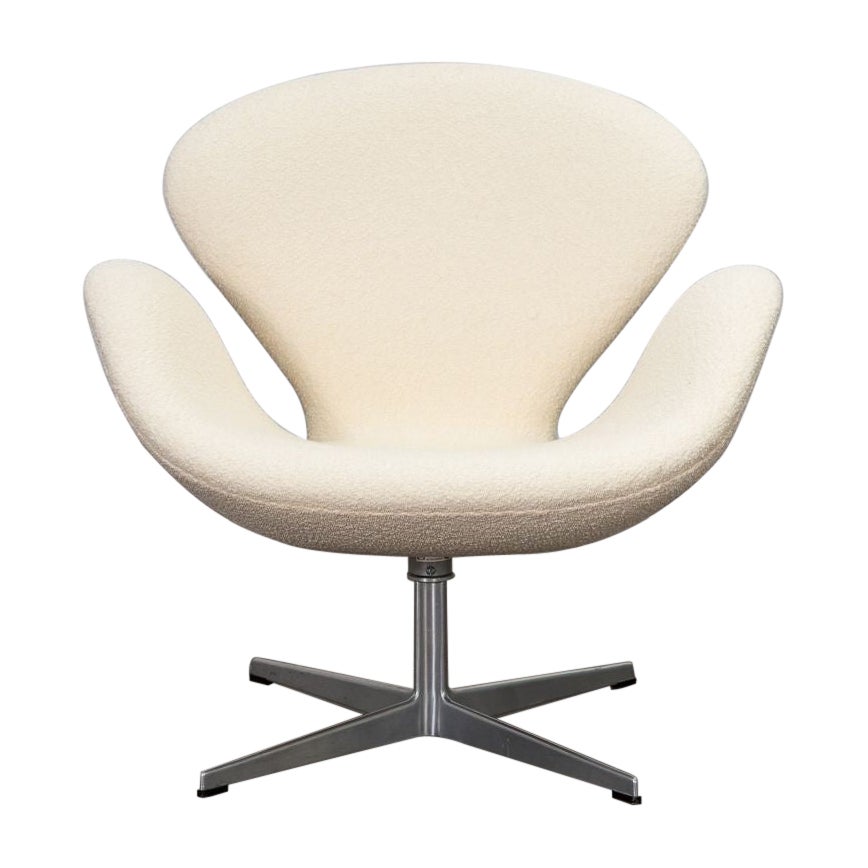 Arne Jacobsen Swan Chair in Knoll Pearl Boucle For Sale