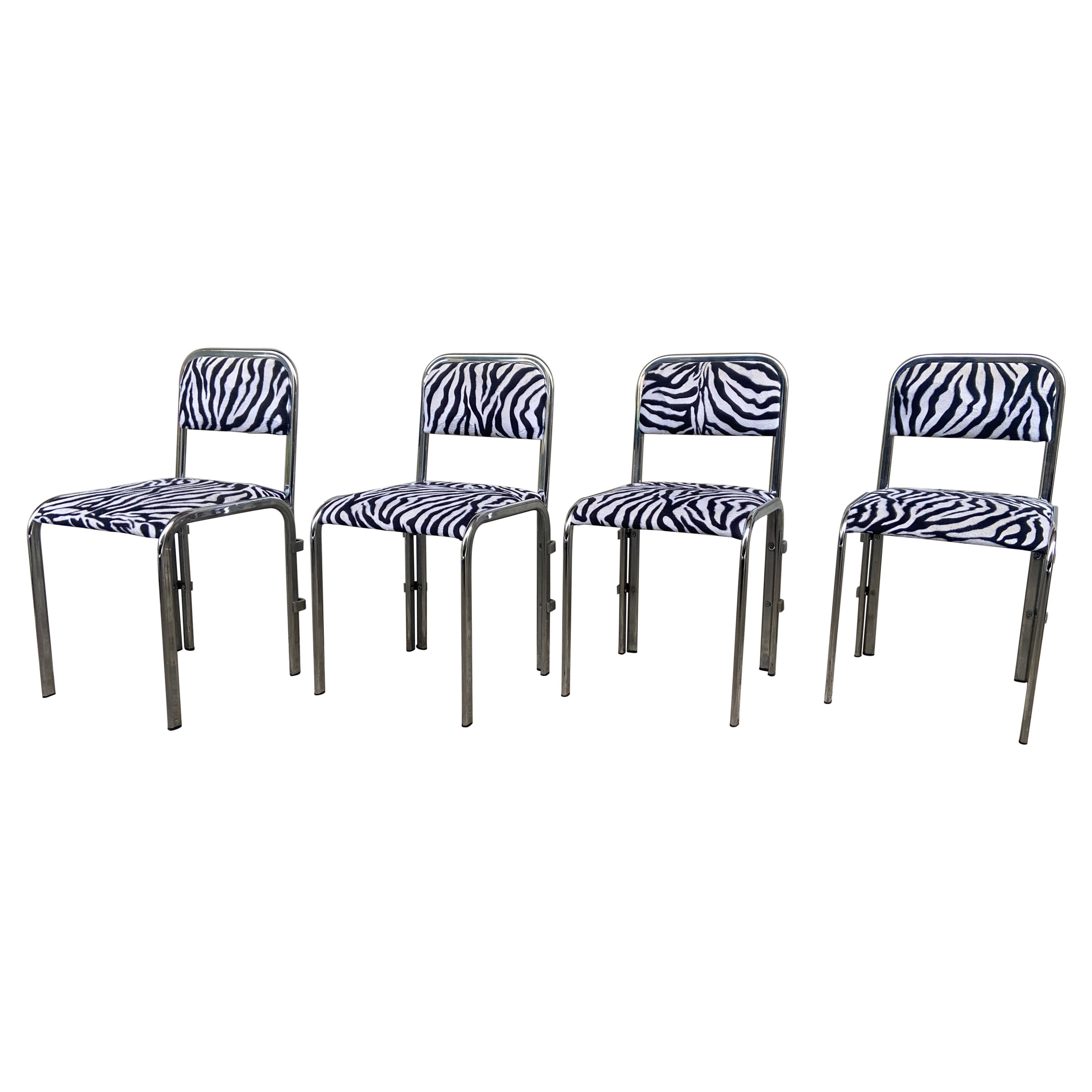 Set di quattro sedie cromate rivestite in tessuto zebrato in stile metà secolo moderno francese in vendita