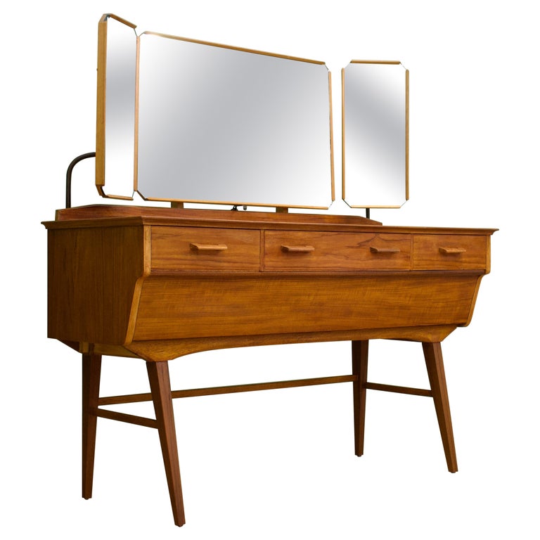 MidCentury Dressing Table in Walnut by Alfred COX for Heals, 1950s For Sale at 1stDibs
