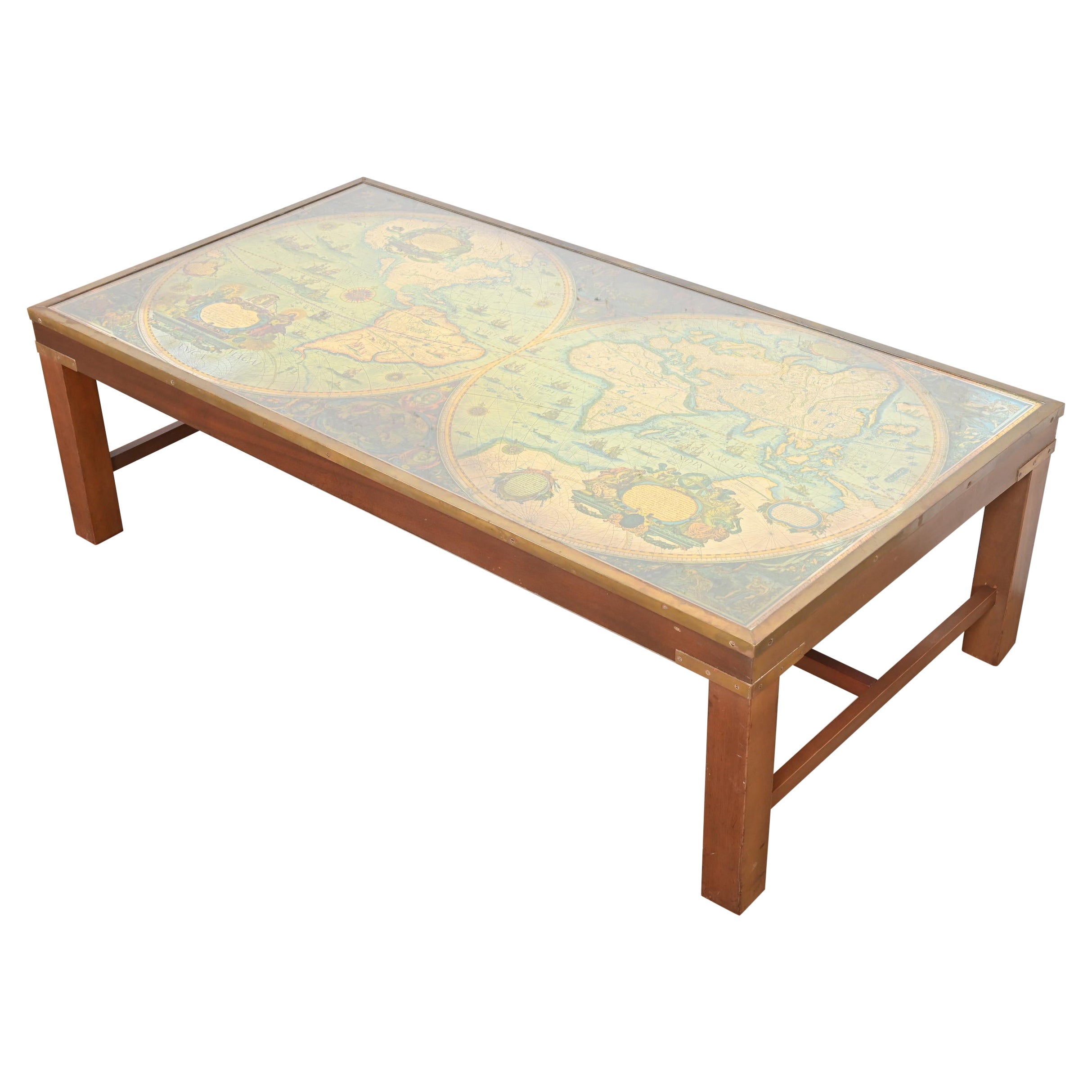 Table basse Labarge Campaign en acajou et laiton avec plateau en carte du Vieux Monde en vente