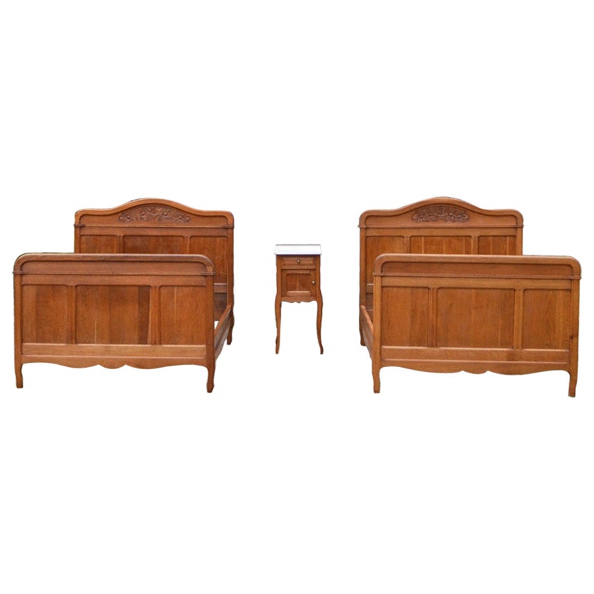 Pair of Art Nouveau Beds and Nightstand in Oak, France, circa 1910 For Sale