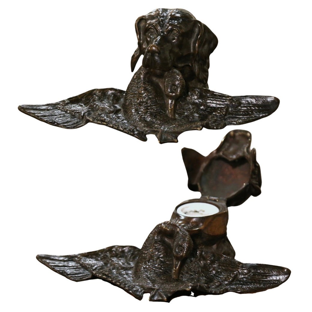Encrier français du 19ème siècle en bronze patiné représentant un chien de chasse et un canard 
