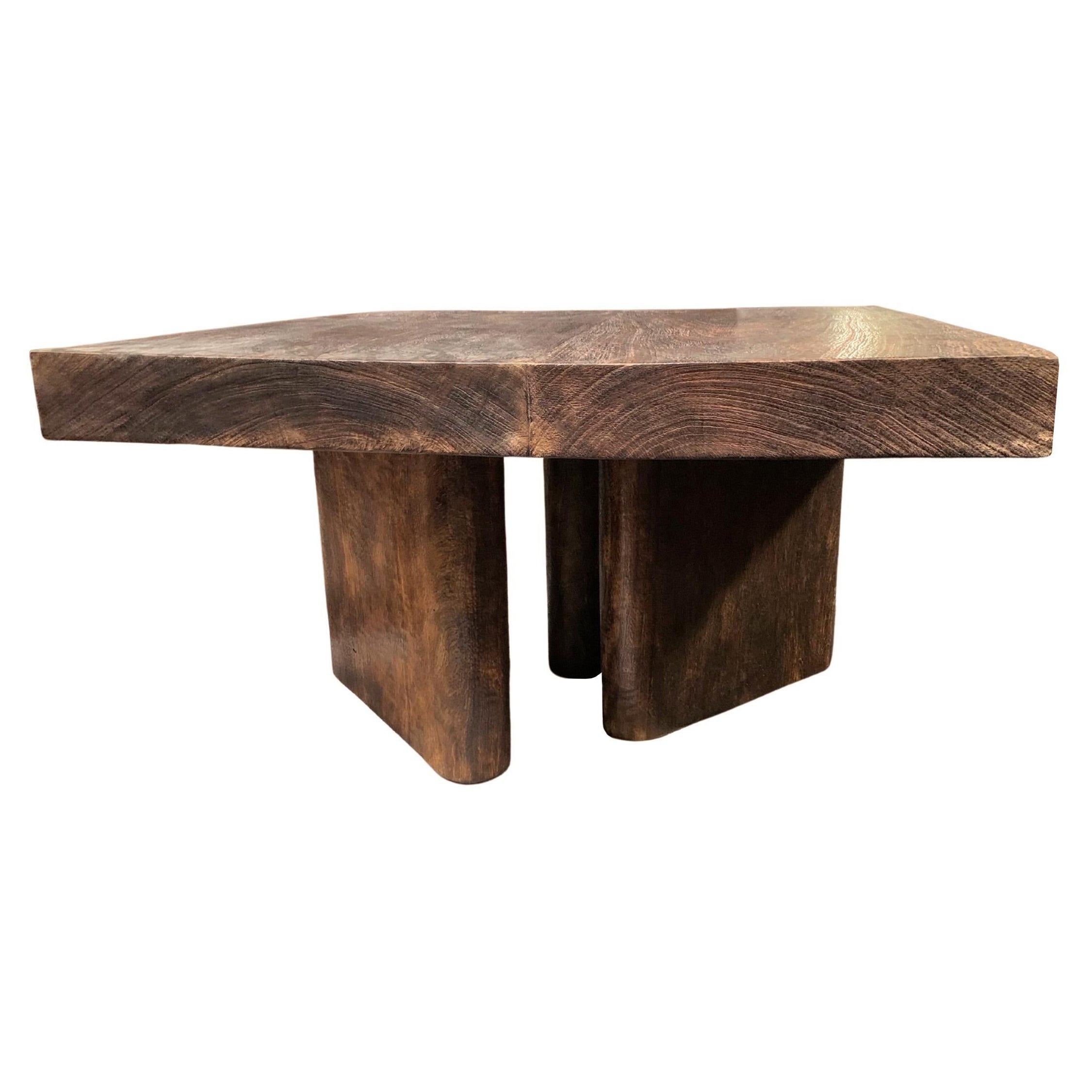 Table sculpturale en bois de Mango finition organique moderne et expresso