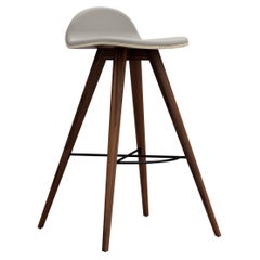 Tabouret haut contemporain en noyer et tissu d'Alexander Caldas