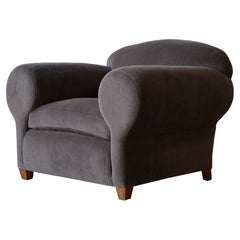 Fauteuil club rare, France, années 1940/50, nouvellement tapissé en pure alpaga