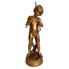 Französische vergoldete Bronzeskulptur eines Jungen mit Flöte aus dem 19. Jahrhundert, signiert Moreau.