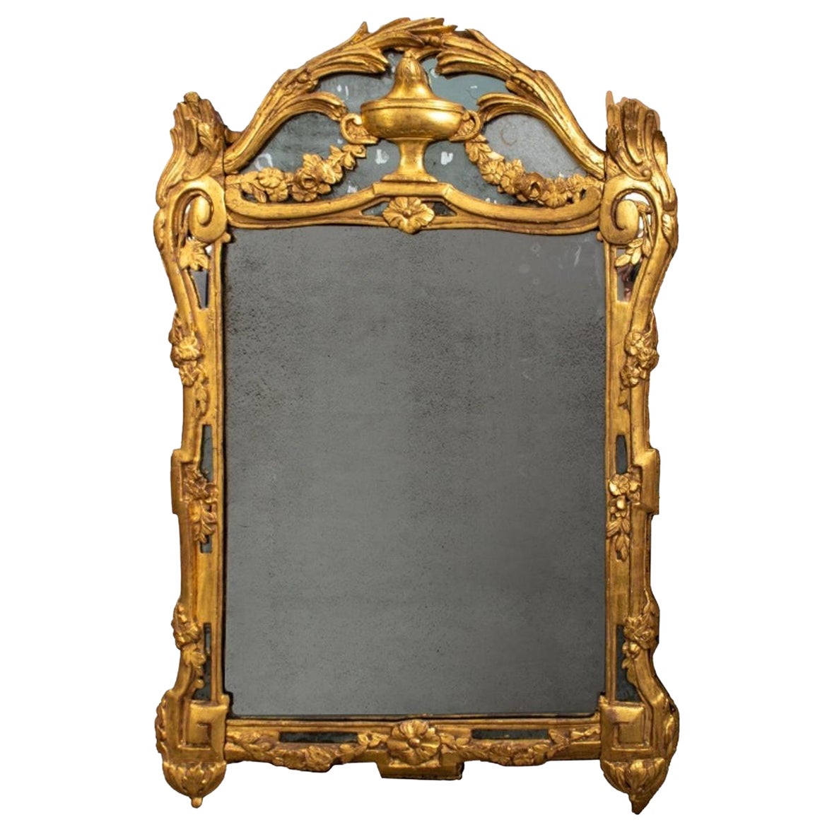 Miroir baroque italien en bois doré sculpté en vente