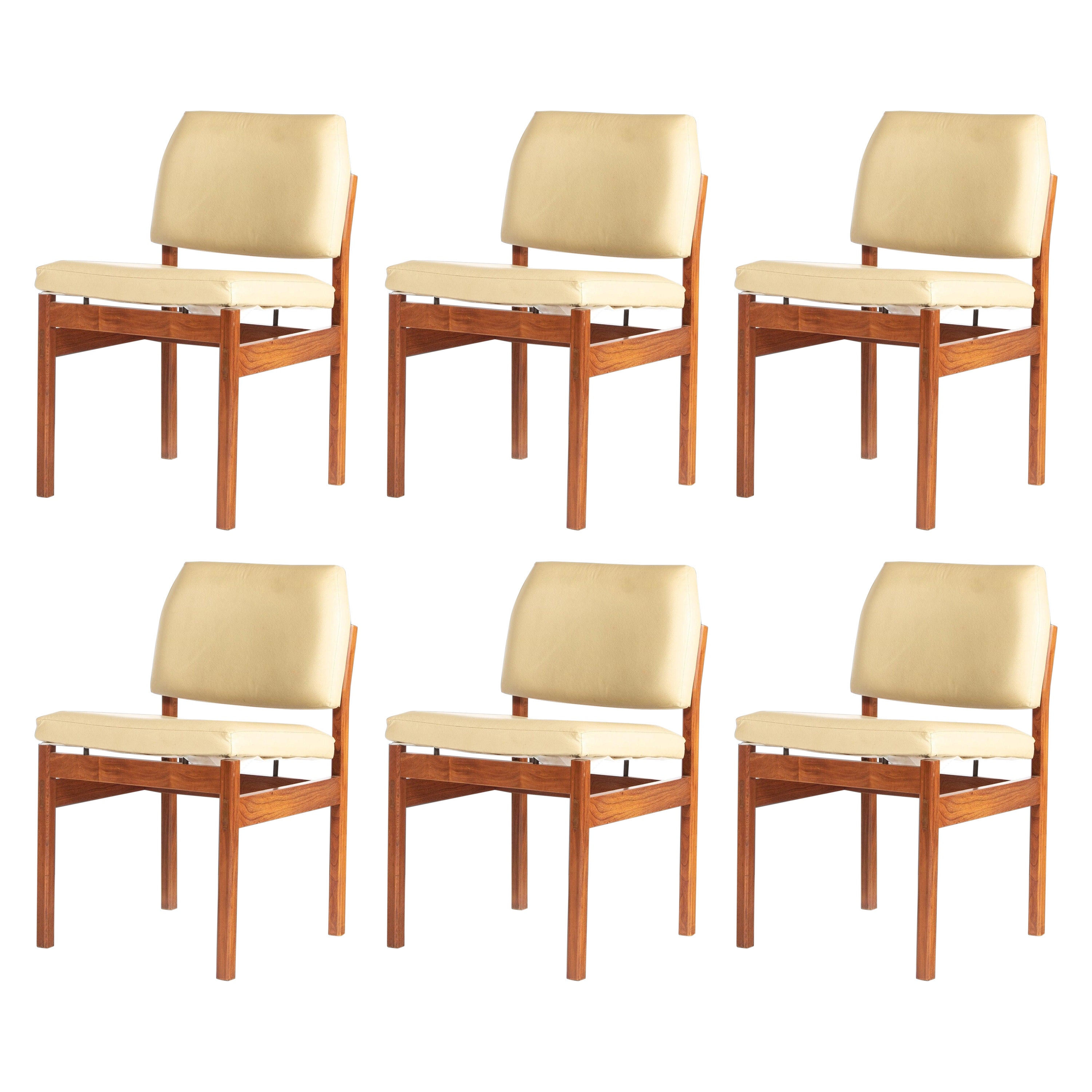 Satz von sechs (6) Esszimmerstühlen aus Nussbaumholz in der Art von Jens Risom, USA, ca. 1960er Jahre