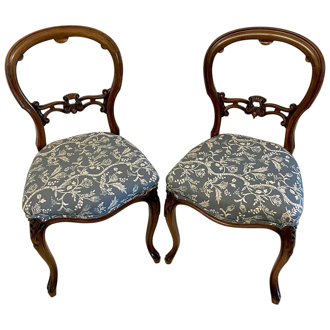 Paar antike Beistellstühle aus Nussbaumholz in viktorianischer Qualität  im Angebot