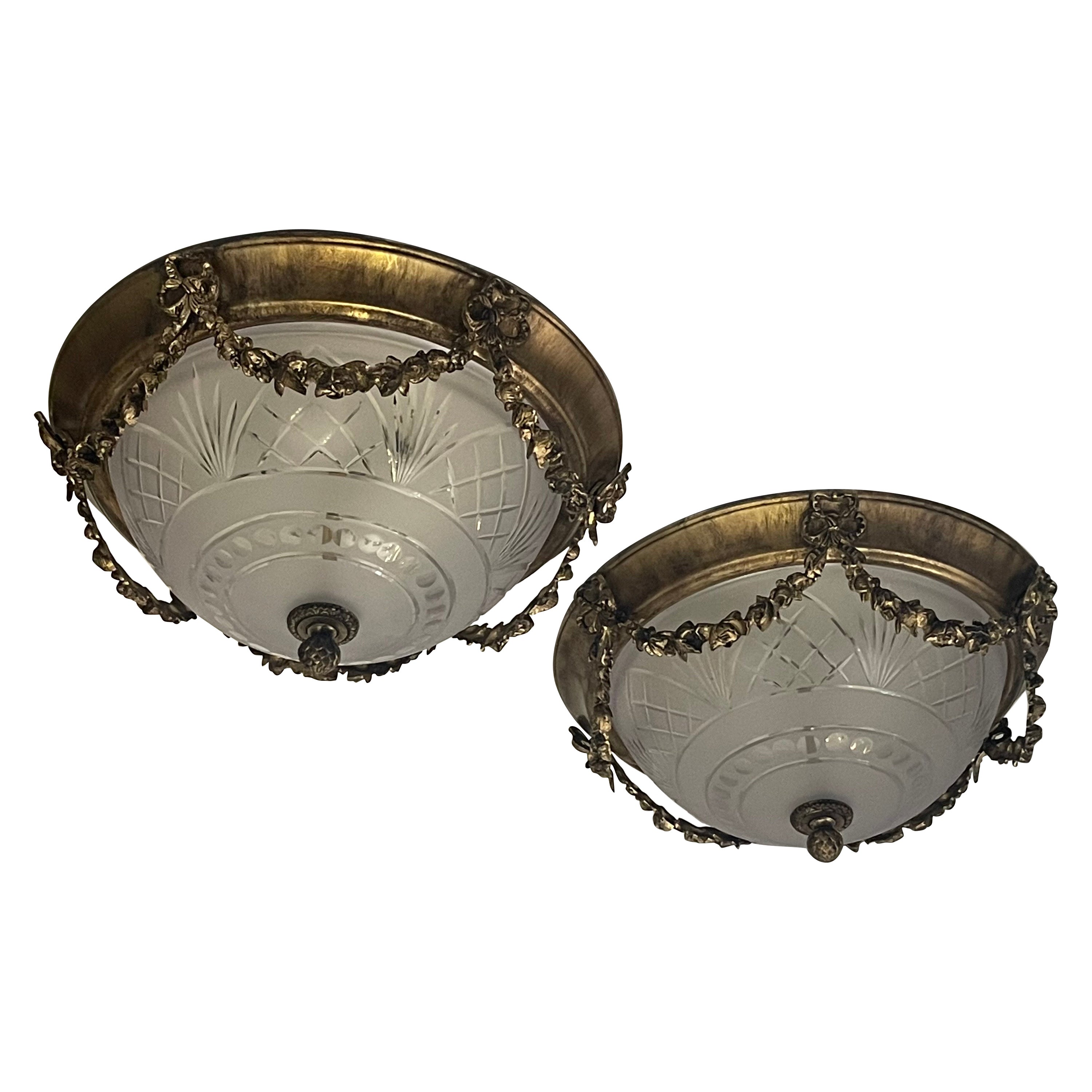 Maravillosa Pareja Guirnalda de Arcos Franceses de Cristal Grabado Ormolu Flush Mount Fixtures en venta