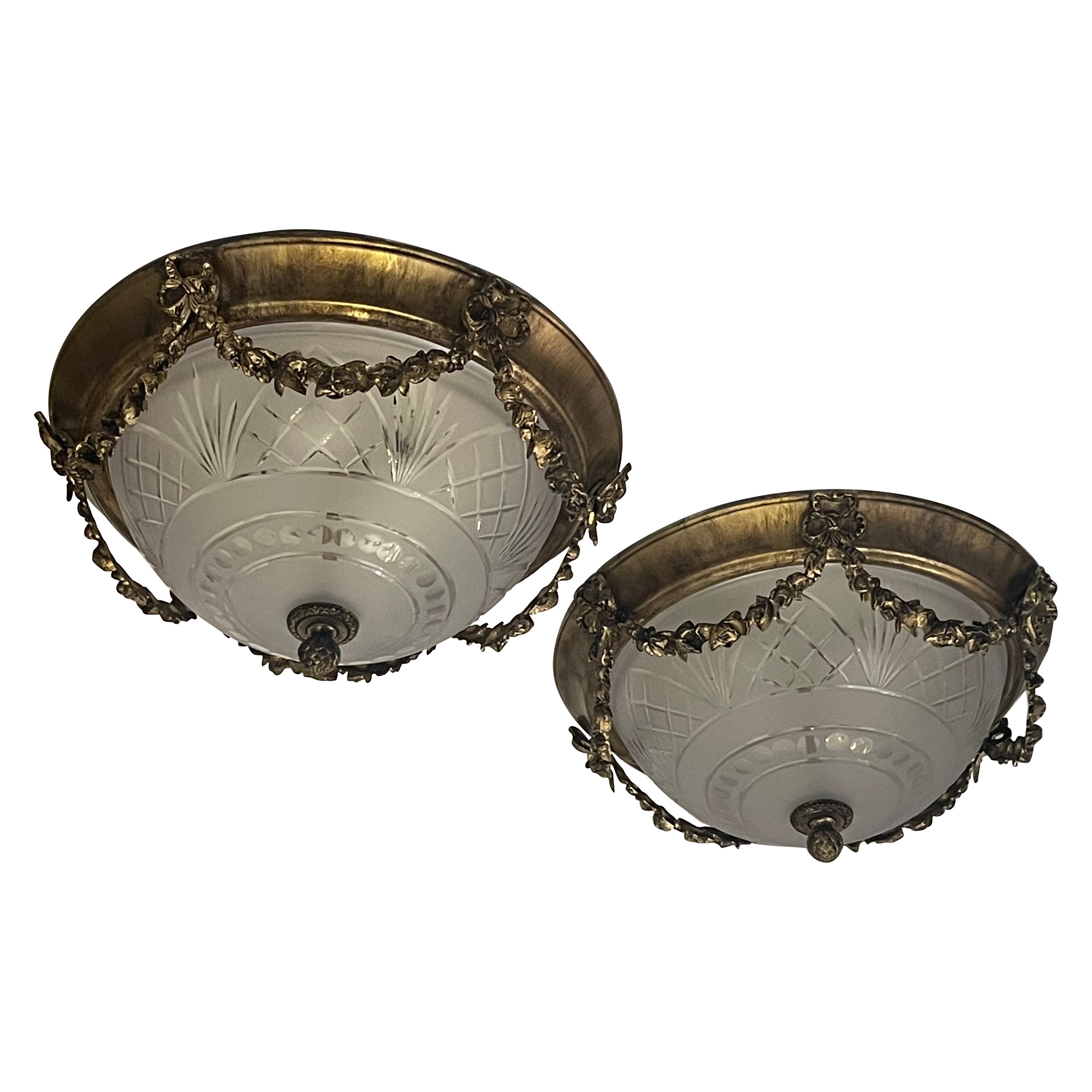 Merveilleuse paire de luminaires en verre estampé ormolu avec guirlande de boucles et nœuds.