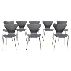 Arne Jacobsen pour Fritz Hansen, ensemble de 8 chaises grises de la série Mid-Century, Danemark