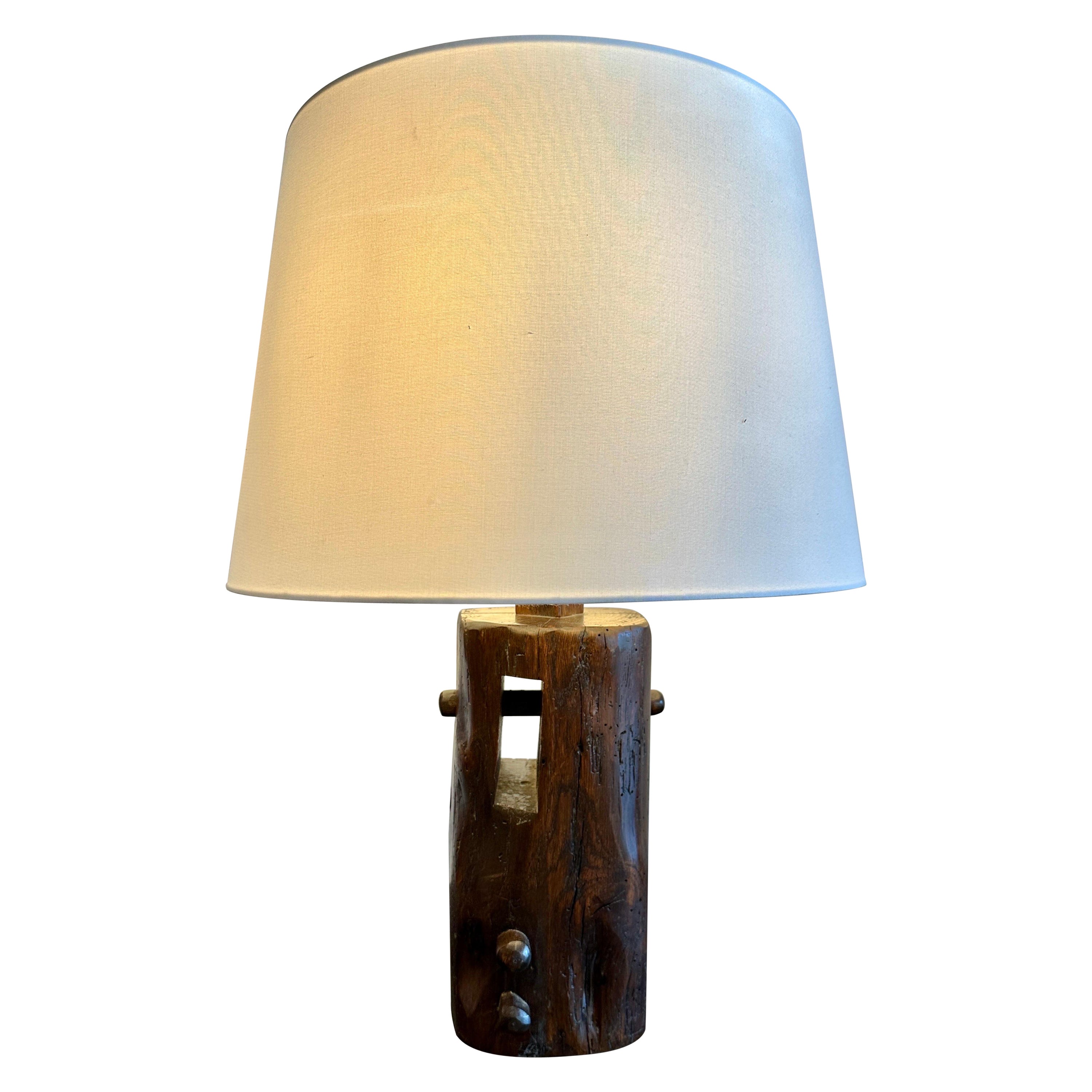 a. Lampe de table en bois tribal de style Noll